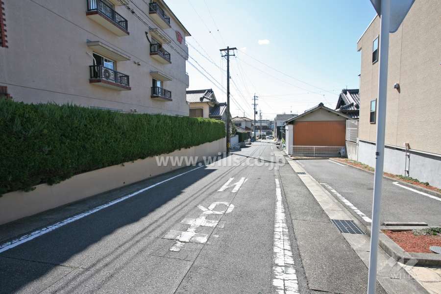 敷地西側の前面道路