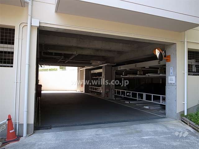 敷地内駐車場（屋内機械式）　F棟棟内にあります。