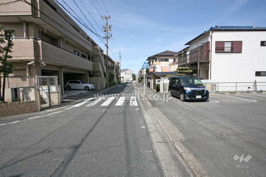 敷地北東側の前面道路（南東側から
