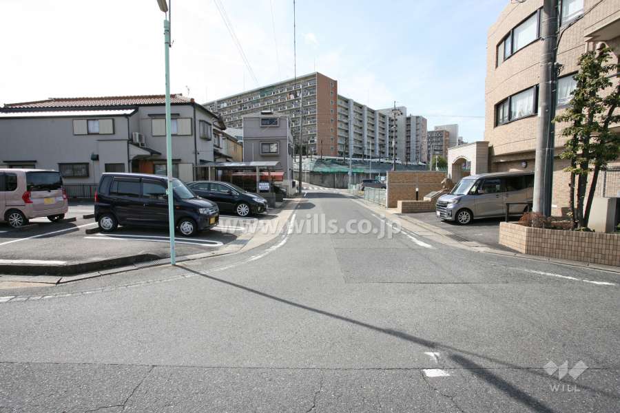 敷地南東側の前面道路（北東側から）