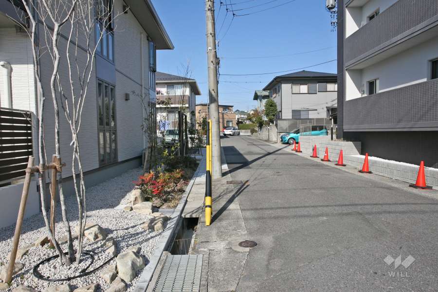 敷地西側の前面道路