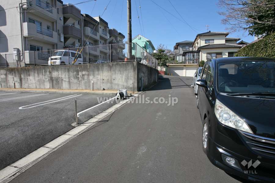 敷地北側の前面道路（東側から）