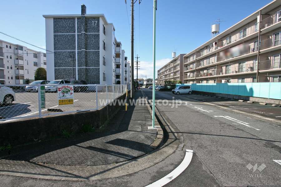 敷地西側の前面道路