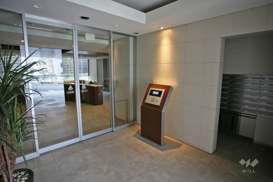 エントランスはオートロック付きです。