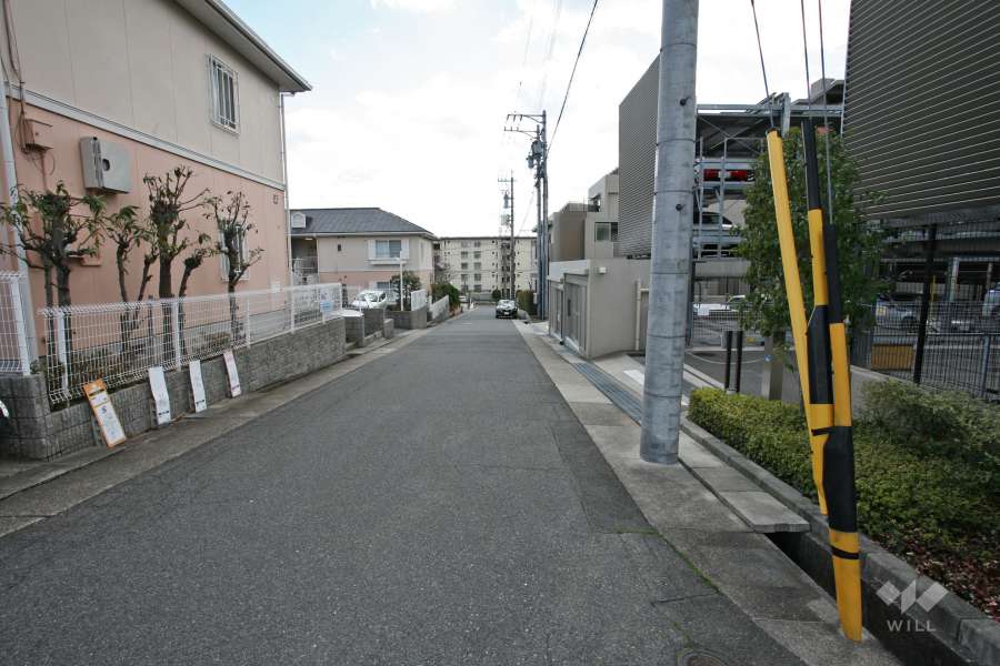 敷地北東側の前面道路(北西側から)