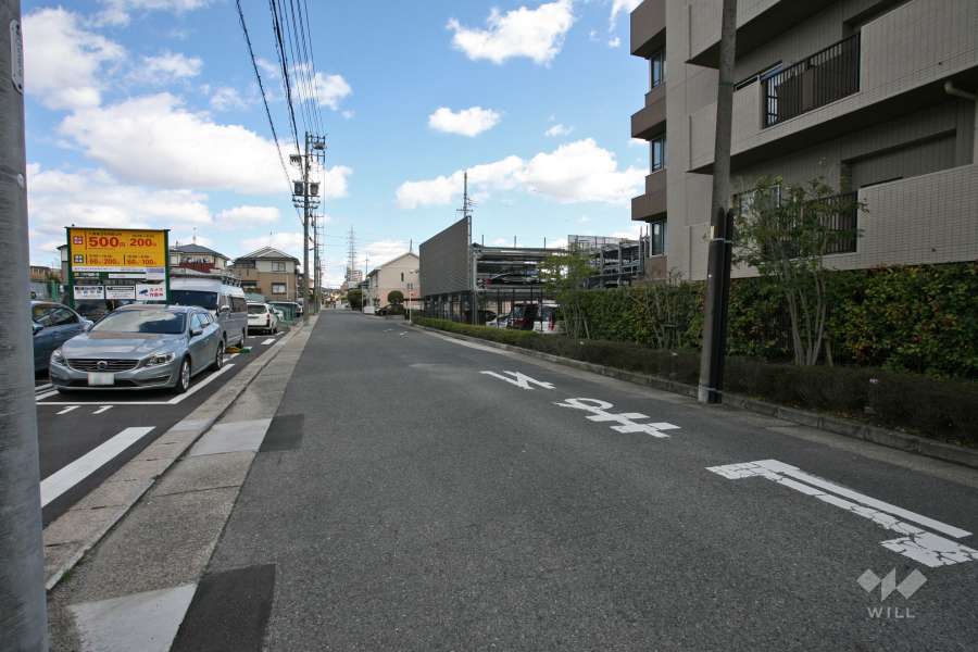 敷地北西側の前面道路(南西側から)