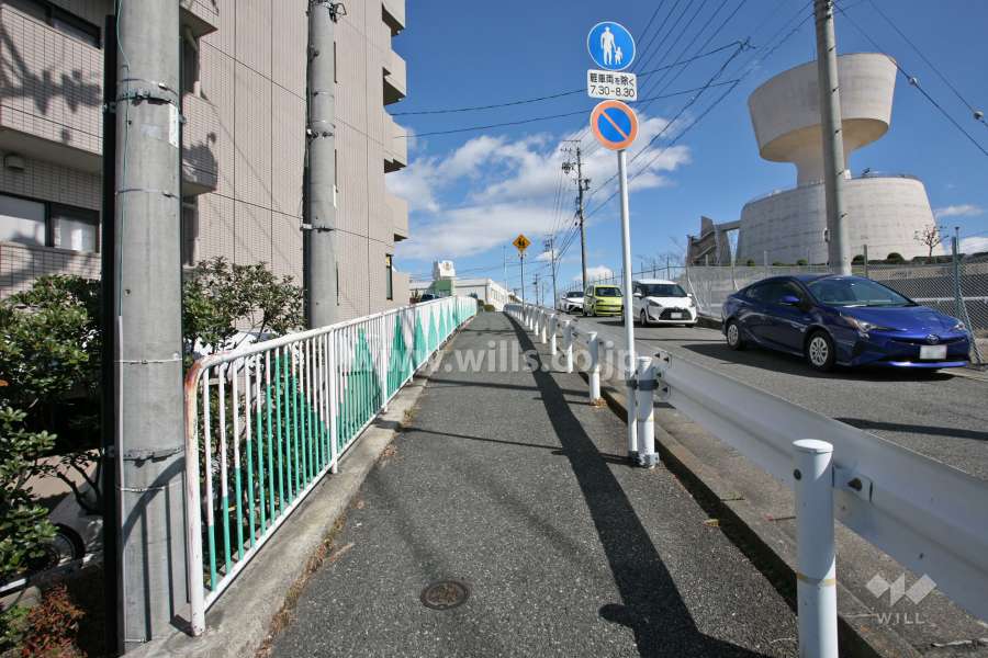 敷地東側の前面道路(南側から)
