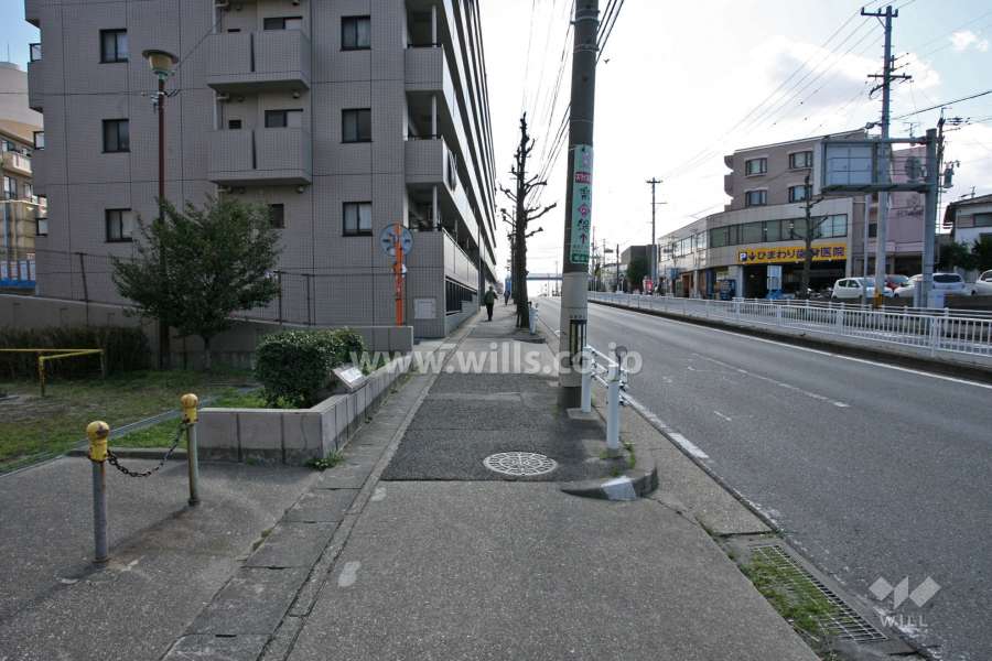 敷地南西側の前面道路(北西側から)