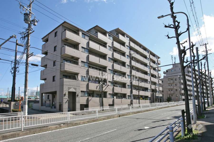 グローリアス緑区桃山の外観(南西側から)