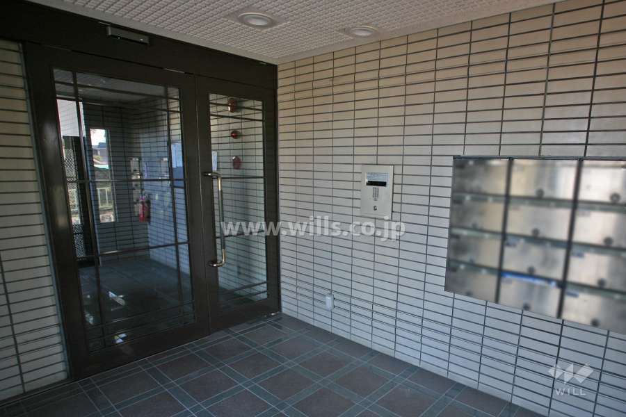 エントランスはオートロック付きです。