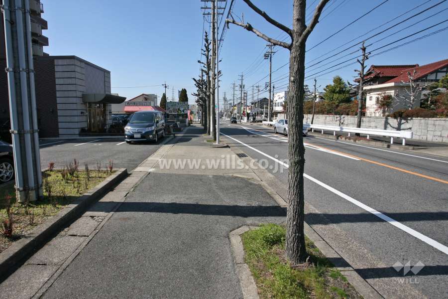 敷地北西側の前面道路(北東側から)
