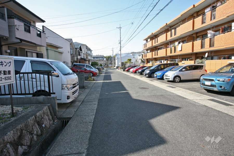 敷地南西側の前面道路(南東側から)