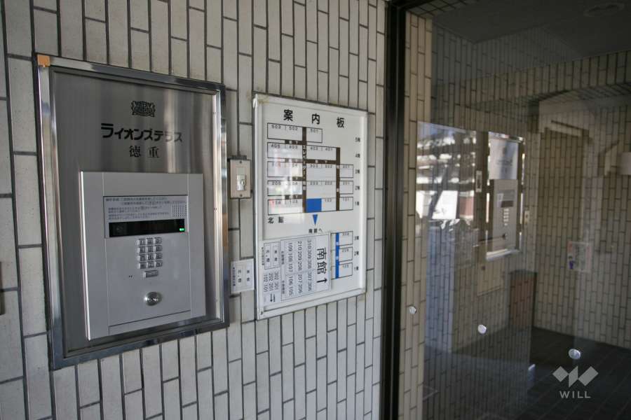 オートロックと案内板