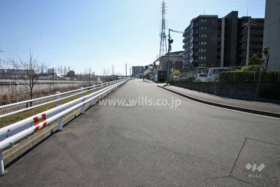 敷地東側の前面道路（北側から）