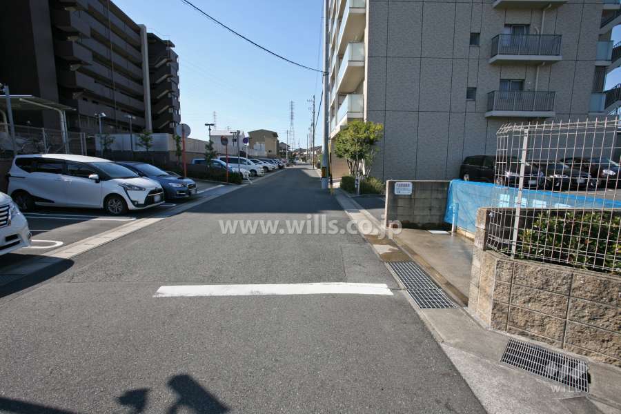 敷地南側の前面道路（東側から）