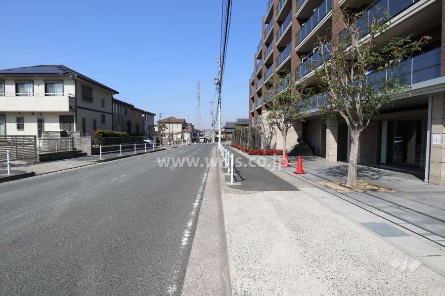 敷地の南西側前面道路（南東側から）