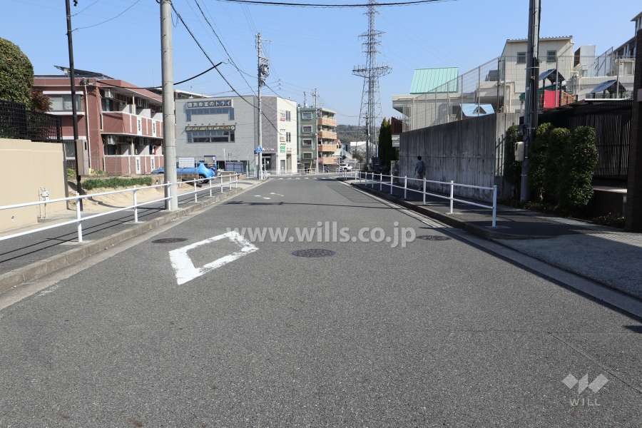 敷地の北側前面道路（西側から）