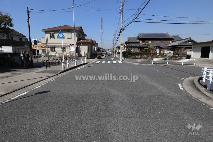 敷地の南東側前面道路（北東側から）