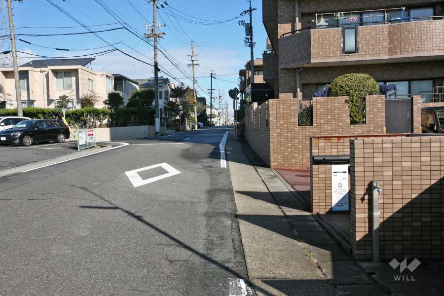 敷地西側の前面道路(南側から)