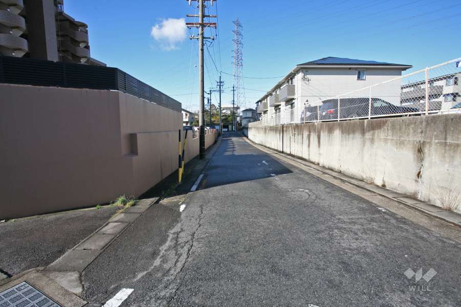 敷地北側の前面道路(東側から)
