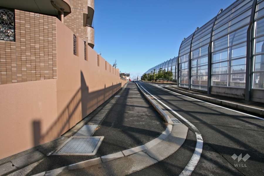 敷地東側は高速道路と国道302号線に隣接しています。