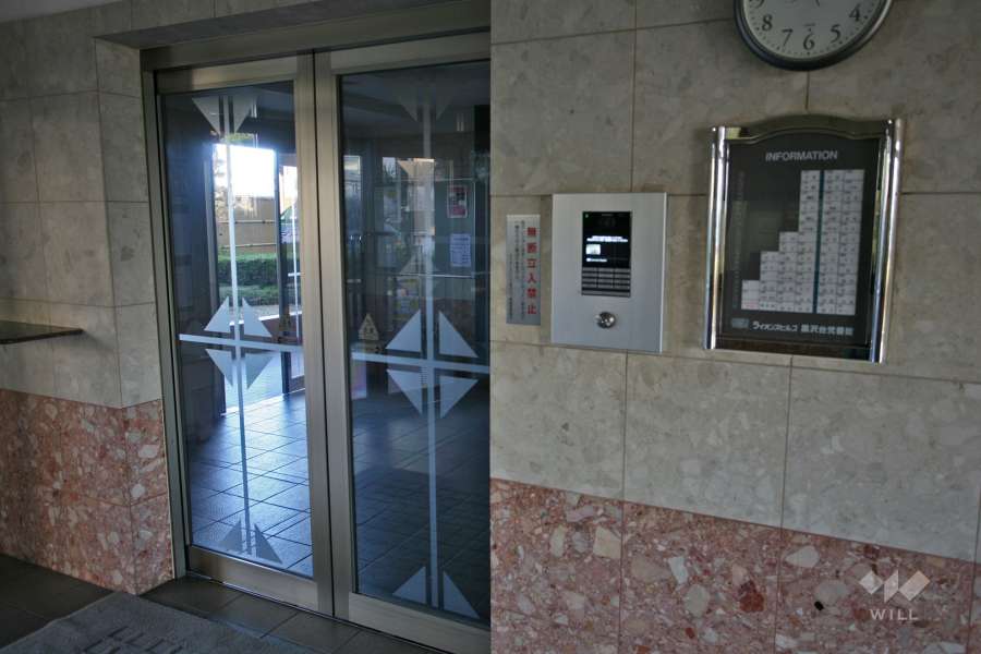 オートロックと案内板