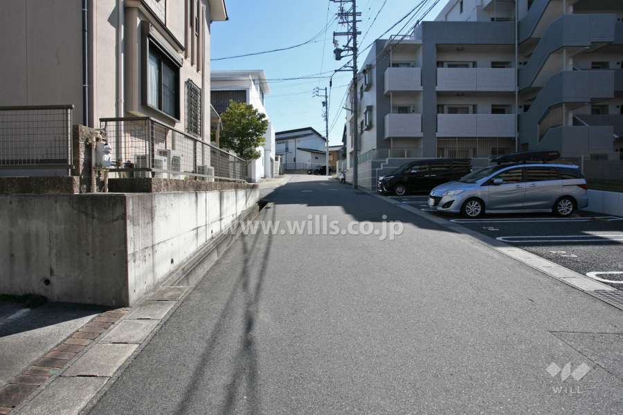 敷地東側の前面道路(北側から)