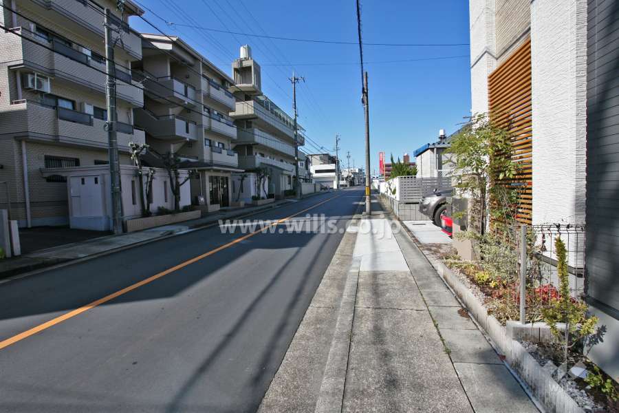 敷地北側の前面道路(東側から)