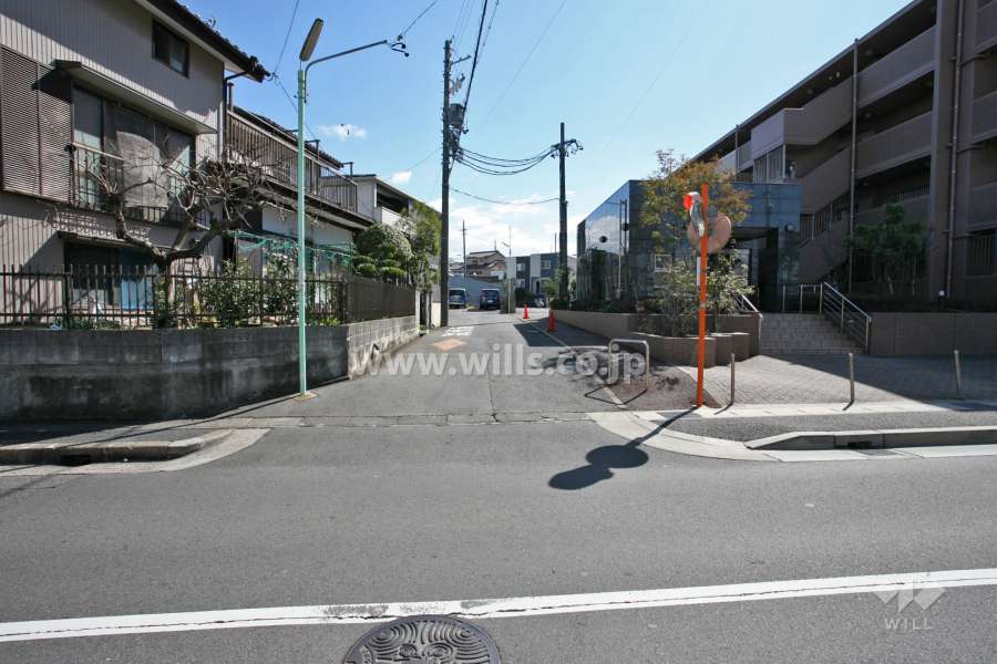 敷地北側の前面道路(西側から)