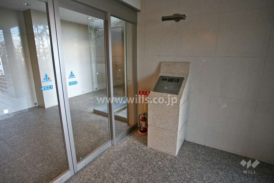 エントランスはオートロック付きです。