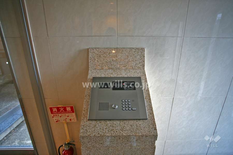 エントランスはオートロック付きです。