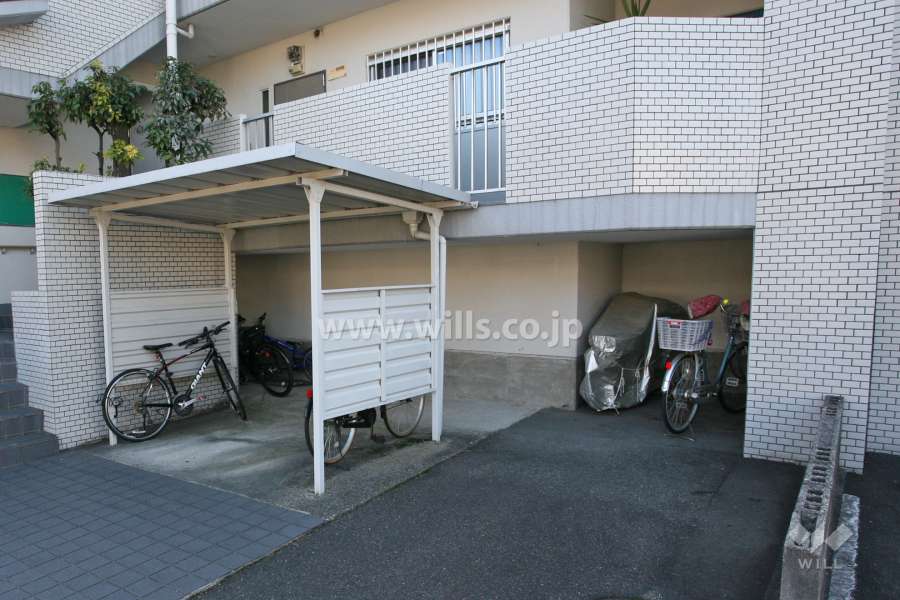 駐輪場とバイク置場