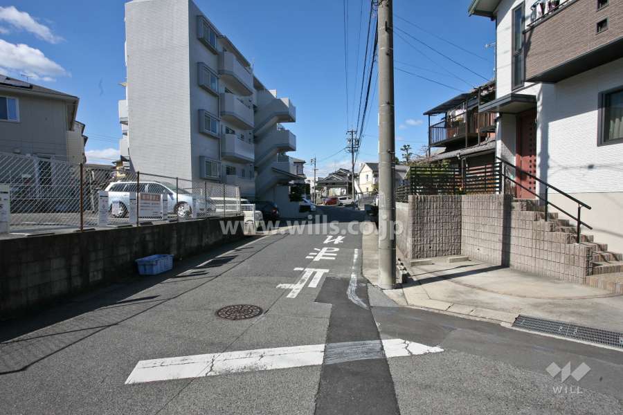 敷地北側の前面道路(東側から)