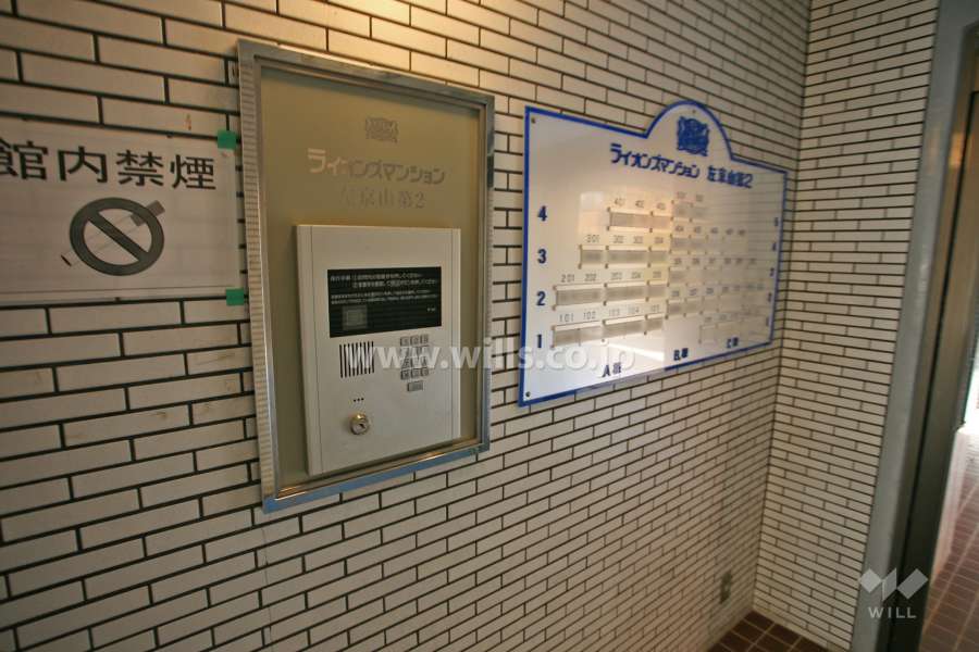エントランスはオートロック付きです。