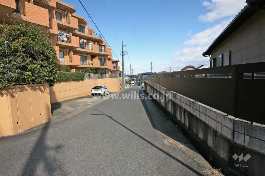 敷地東側の前面道路