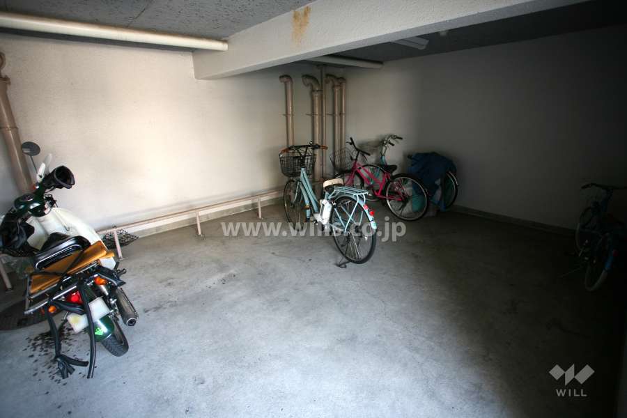 駐輪場とバイク置き場
