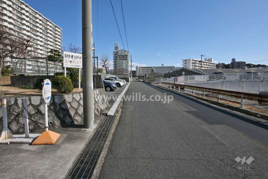 敷地南西側の前面道路(西側から)