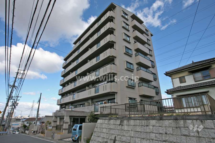 グローリアス鳴海諏訪山の外観(南側から)