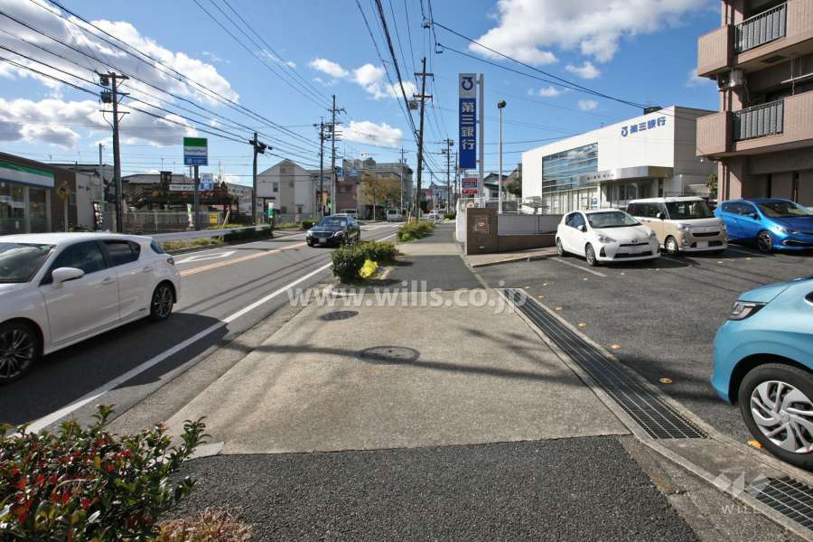 敷地南東側の前面道路(北東側から)