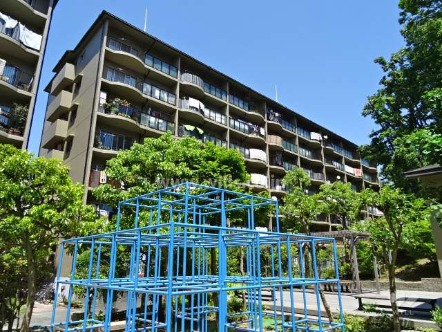 メゾン千里丘2番街G棟の外観（南西側から）