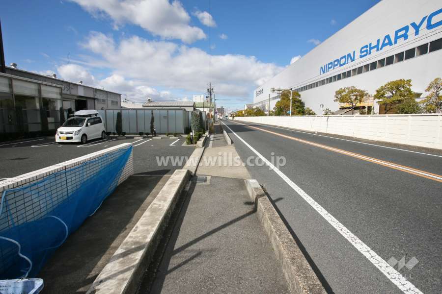 敷地北東側の前面道路(南東側から)