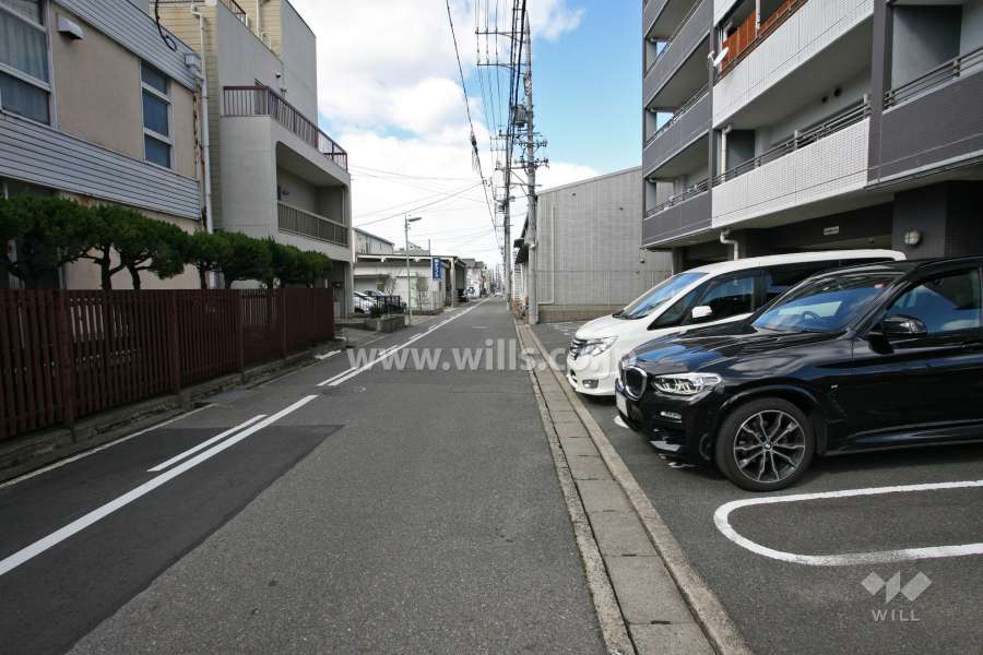 敷地南西側の前面道路(南東側から)