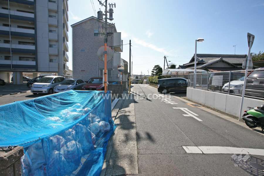 敷地西側の前面道路