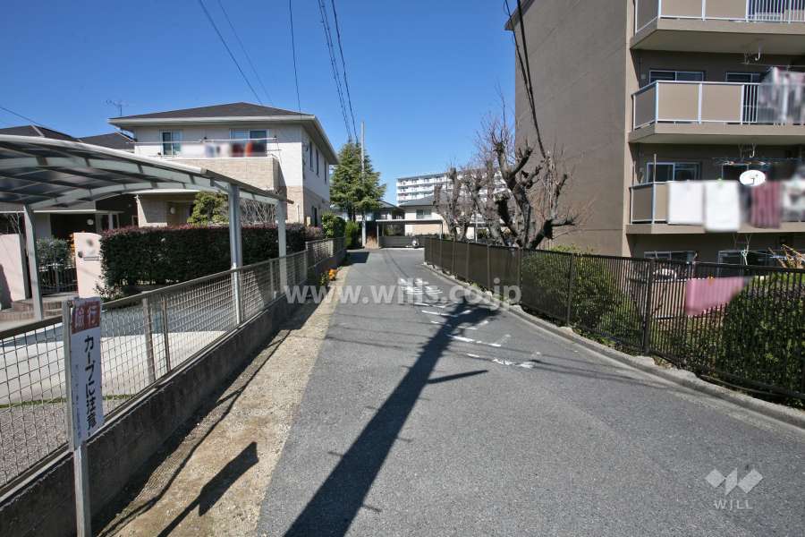 敷地西側の前面道路(南側から)