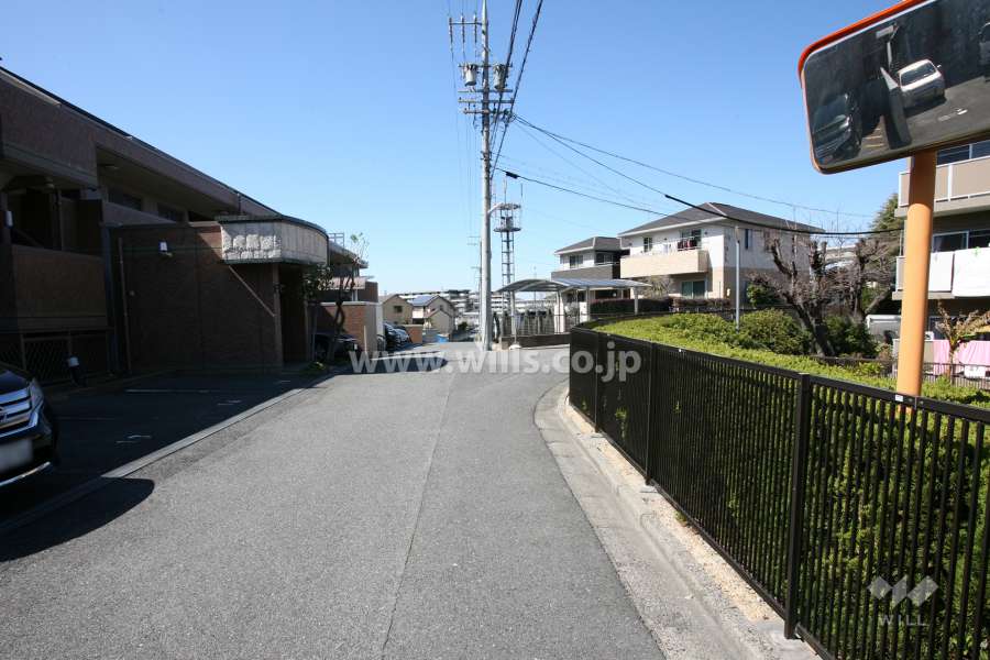 敷地北東側の前面道路（南東側から）