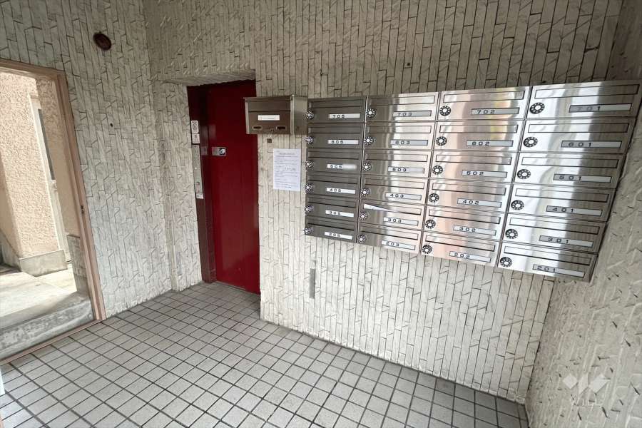 共用ポストとエレベーター