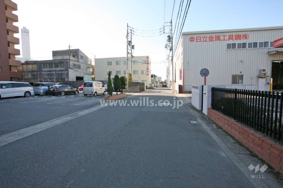 敷地北側の前面道路（東側から）