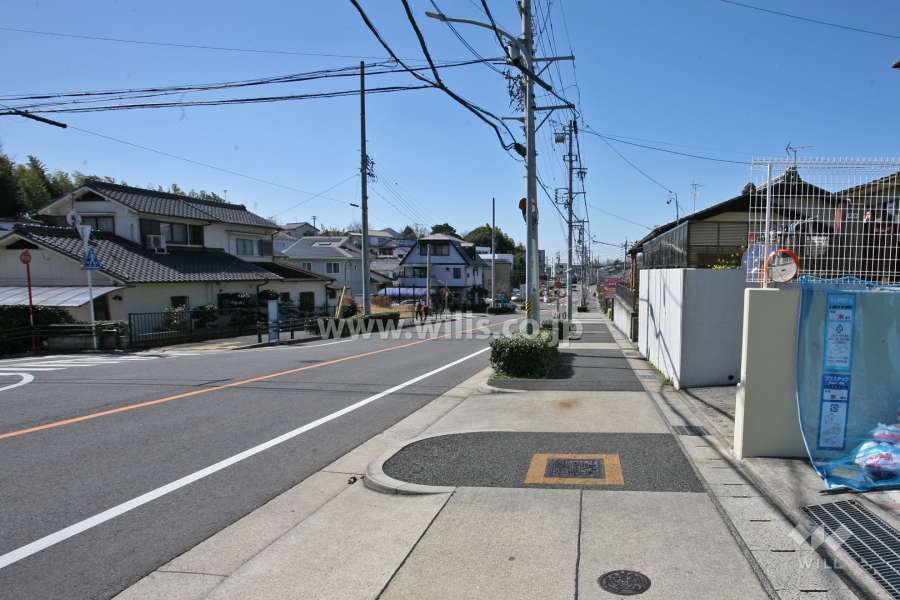 敷地南側は県道237号に面しています。