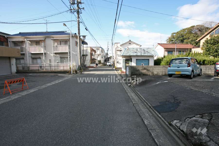 敷地北東側の前面道路（南東側から）
