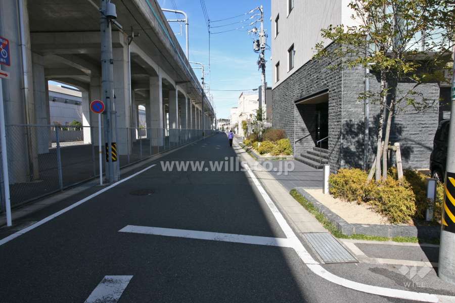 敷地西側は、名鉄名古屋本線に隣接しています。